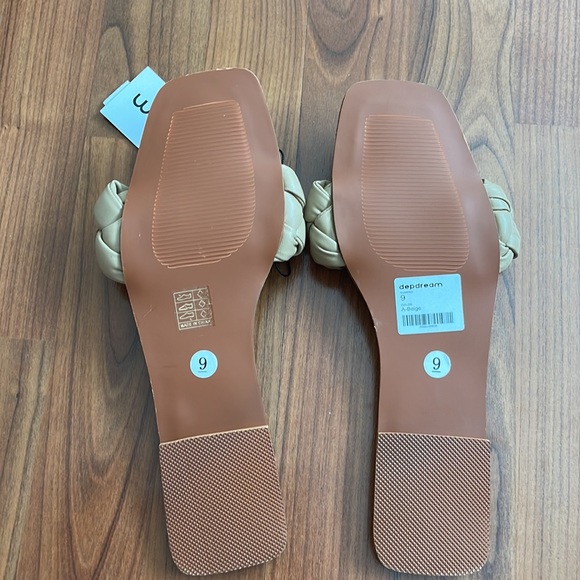 NWT sandal - Picture 2 of 3